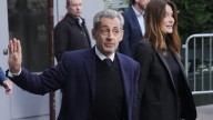 La vida de Sarkozy en prisión: cocinilla eléctrica, dos escoltas permanentes y un libro que ya ha empezado a escribir