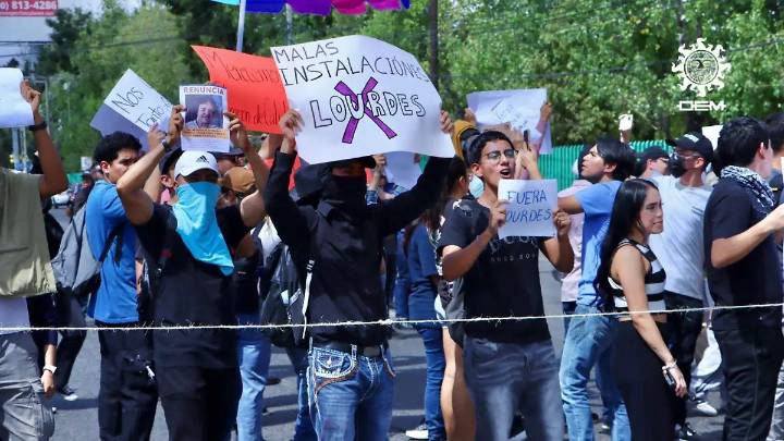 Alumnos del ITL toman y bloquean el bulevar Adolfo López Mateos; exigen renuncia de directivos