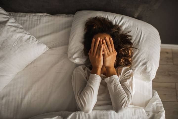 Desde enfermedades cardíacas hasta insomnio: estos los riesgos de madrugar, según expertos