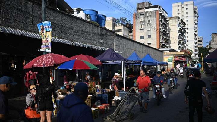 Una multa o trabajo comunitario: las sanciones contra quienes orinen en espacios públicos de Caracas