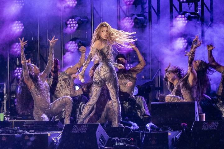 Shakira versionará varios temas para los aniversarios de dos de sus discos más conocidos