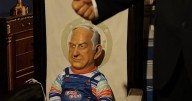 Artista chileno interviene museo en Madrid e irrumpe con figura de Netanyahu como Chucky y de Milei como perro de Trump