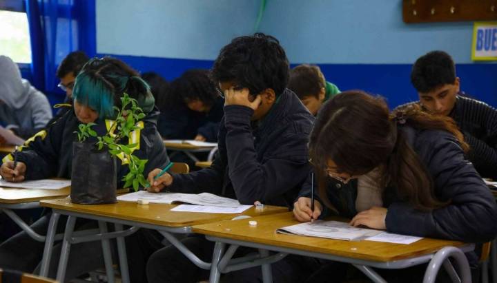 "Frustrados y dolidos": directora del Liceo Carmela Carvajal tras suspensión del Simce 2025