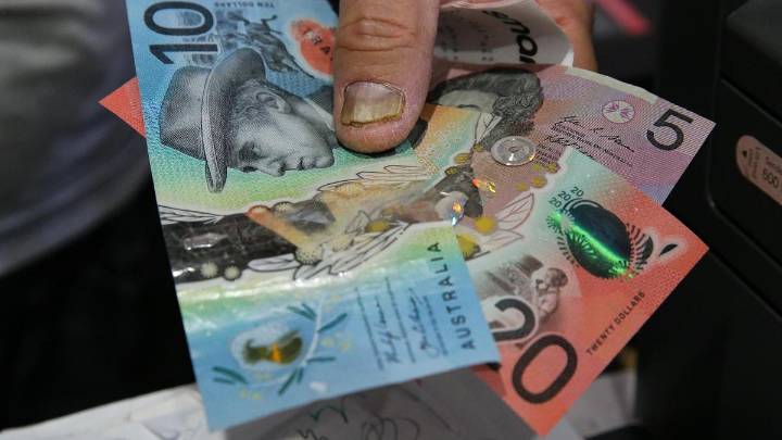 ‘Loopholes’: Cash advocates slam federal government’s proposed cash mandate legislation