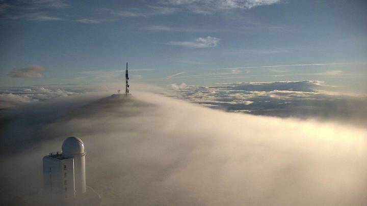 La niebla se instala en Tenerife: problemas en los aeropuertos y cerca del 100% de humedad