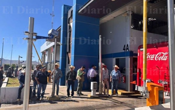 Agricultores toman la caseta de Sacramento y permiten el paso libre