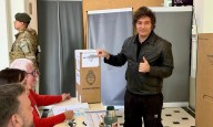 Javier Milei emite su voto en las legislativas argentinas: primer desafío electoral para su administración