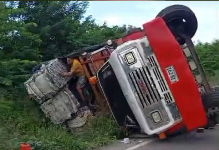 Mula cargada de material plástico se volcó en la Troncal de Oriente