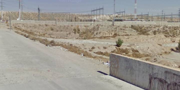 Destazan a persona y la tiran junto a planta eléctrica