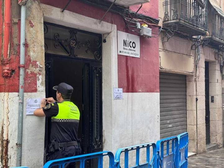 Desalojan a cuatro familias de un edificio en Alcoi tras desprenderse parte de la fachada