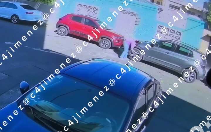¡Con cuchillo! Captan a mujer ponchando llantas en la Venustiano Carranza por estar en "su cas...