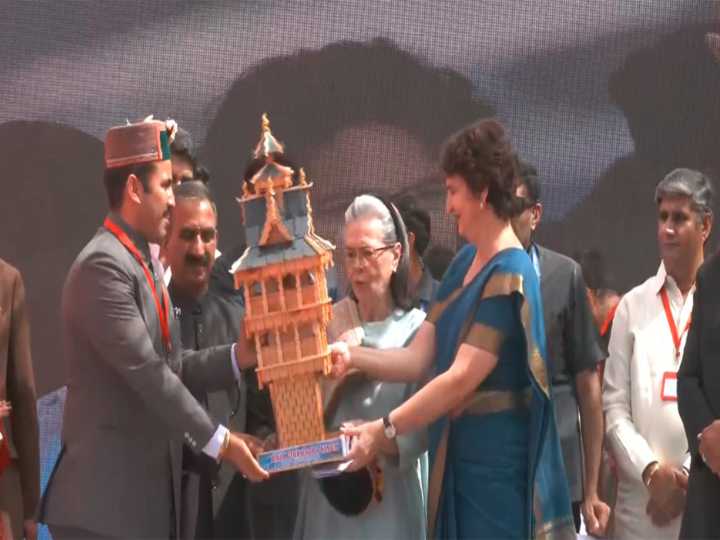 Congress leader Sonia Gandhi unveils statue of former CM