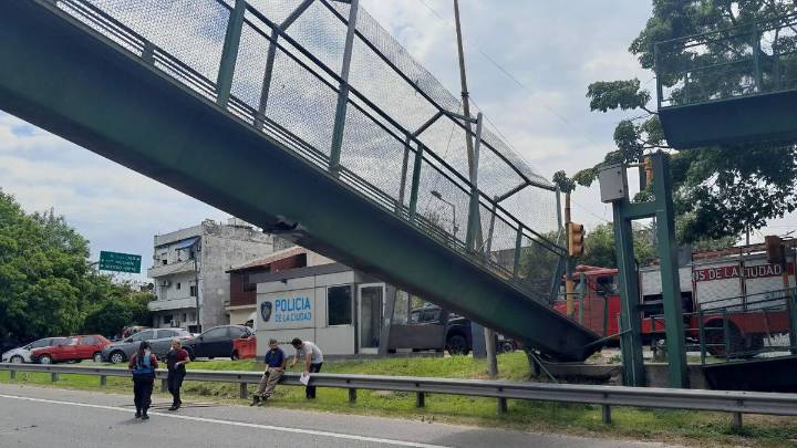 Video: Un camión provocó el derrumbe de un puente sobre la General Paz