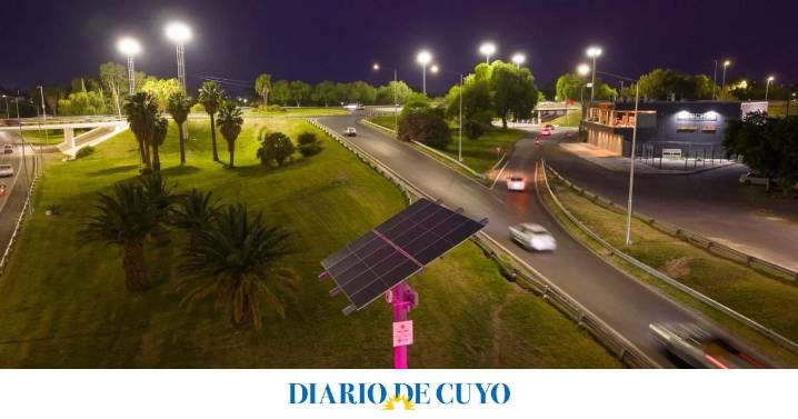 Avenida Circunvalación, iluminada de rosa para promover la lucha contra el cáncer de mama