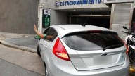 ¿Guiño o balizas?: el error más común al entrar a una cochera