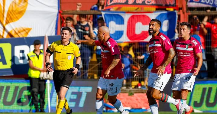 La polémica, en los descuentos: la mano de Leandro Fernández que Palestino reclamó como penal ante la U