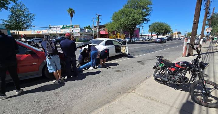 Muere repartidor arrollado y prensado entre autos