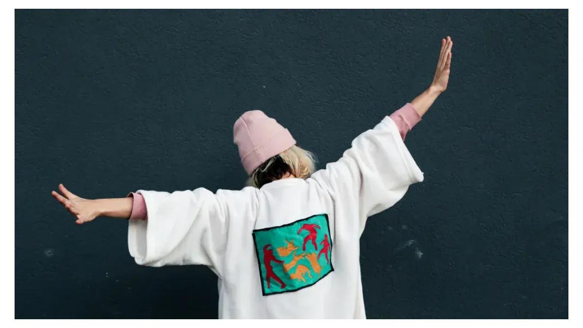 Chau remeras oversize: la nueva tendencia para este verano 2026 para estar cómodo y fresco