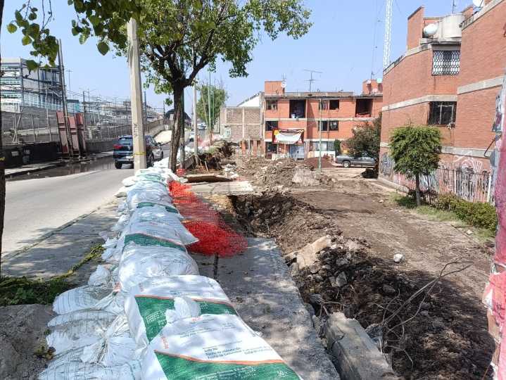 GOBIERNO DE LA PAZ CONSTRUYE MURO A BASE DE PIEDRA EN UNIDAD TEPOZANES