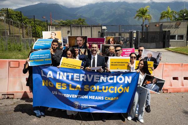 Grupo de jóvenes protestan ante Embajada de EEUU en contra de...