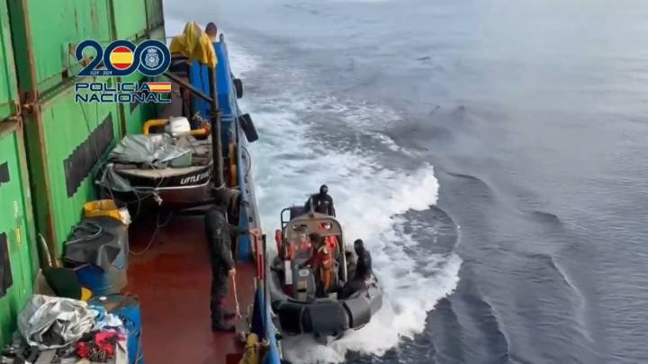Los GEO incautan 6.500 kg de cocaína a 1.100 km de Canarias: el barco se dirigía a Vigo
