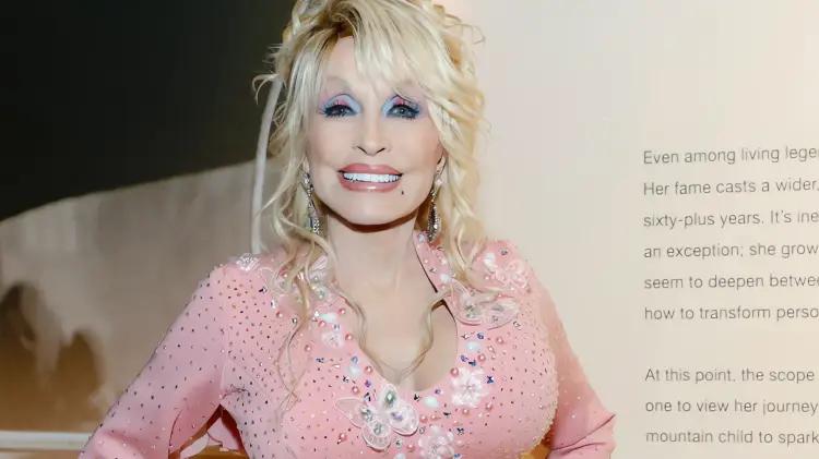 Dolly Parton desmiente rumores sobre su salud con humor y revela lucha personal