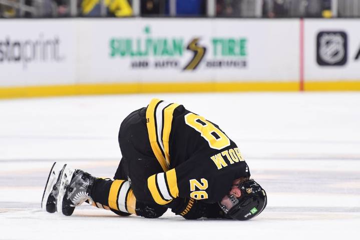 Deadspin | Bruins C Elias Lindholm exits vs. Sabres with lower-body injury