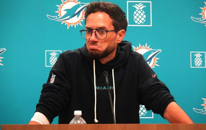 Dolphins' McDaniel shuts down trade rumors; injury report