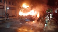 Incendio en pleno centro de la ciudad: ardió un colectivo en Salta y Corrientes