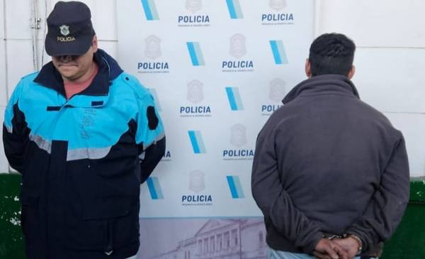 Fue filmado robando herramientas de su vecino: la policía allanó su domicilio y lo detuvo