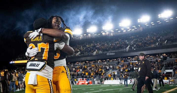 Cowboys pull off 4th-quarter comeback against visiting Spartans