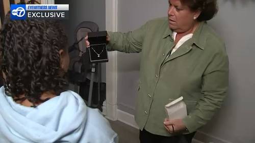 NYC jeweler has surprise for 10-year-old girl mugged in the Bronx