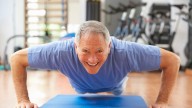 El ejercicio ideal para mayores de 65 años que protege las rodillas