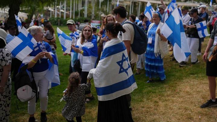 Hundreds of evangelical Christians in Jerusalem to show support for Israel cheer the peace push