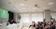 Juanma Moreno y Antonio Sanz buscan la complicidad de los dirigentes del SAS