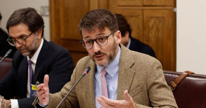 Error en cuentas de luz: Pardow evita referirse a responsabilidad política y descarta renunciar