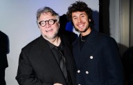 Guillermo del Toro recibe un pan de muerto de Juanpa Zurita