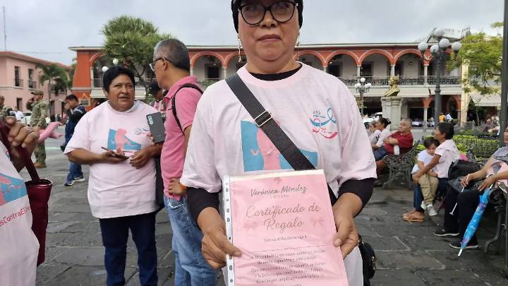 Sobreviviente al cáncer de mama explica la importancia que tiene la autoexploración y detección oportuna