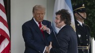 Trump defiende el rescate para Argentina y sugiere que está considerando un acuerdo sobre la carne