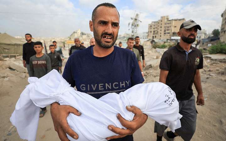 Al menos 100 palestinos muertos, incluidos 35 niños, por nuevos bombardeos israelíes en Gaza