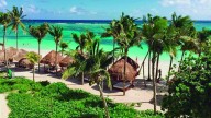 La pirámide de Chichén Itzá da la bienvenida en un resort con espíritu maya