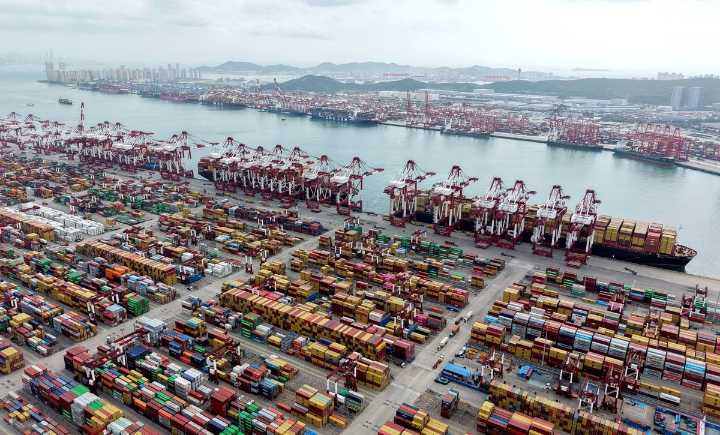 China adopta represalia contra buques de EU con tasas portuarias adicionales
