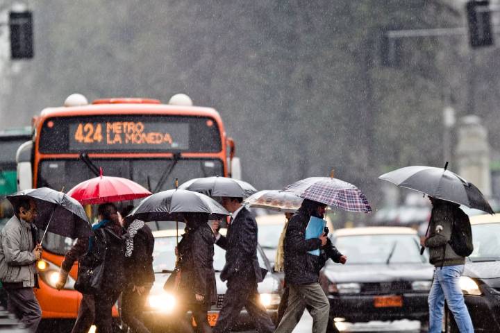 Vuelve la lluvia a Santiago: expertos alertan más de 3 mm de agua este fin de semana