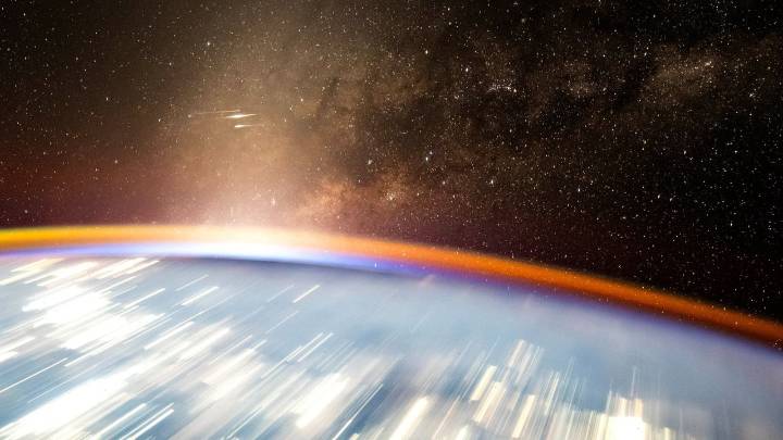 Astronauta grabó el paso de los satélites de Starlink pertenecientes a Elon Musk: “Son tan brillantes como Júpiter”