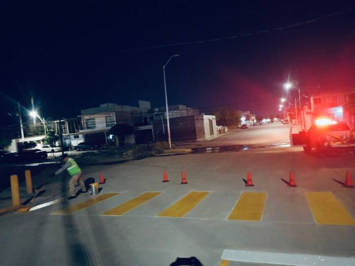 Pinta Control de Tráfico los señalamientos en las colonias Enríquez Guzmán...