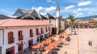 No es Guatapé. El colorido pueblo antioqueño que exhibe zócalos en sus construcciones