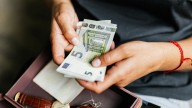 ¿Puede mi empresa pagarme el sueldo en efectivo? Esto es lo que dice la ley