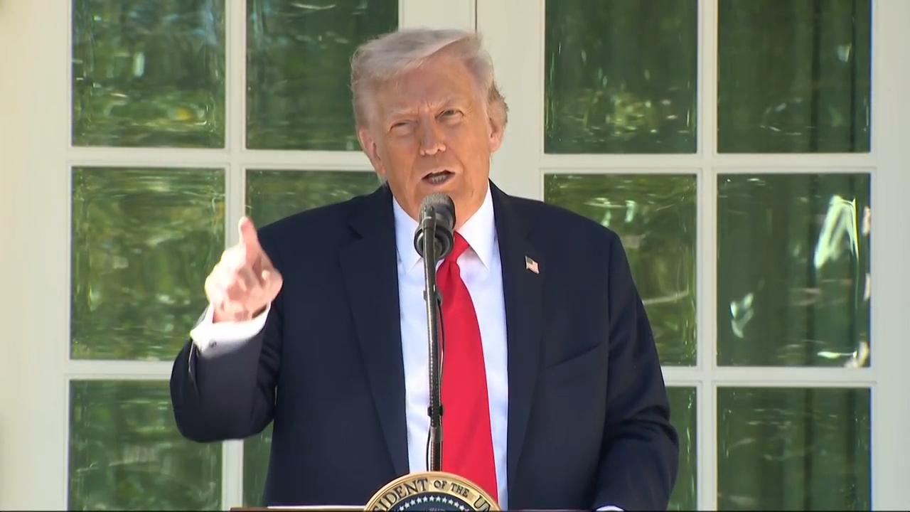 Trump hosts Senate Republicans at renovated White House as the shutdown drags into fourth week