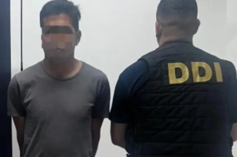 Llevó a su vecina menor de edad engañada a su casa, abusó de ella y grabó todo para luego difundirlo