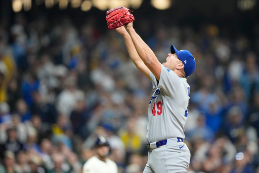 Snell brilla y Dodgers apenas aguantan en la 9na para ganar 2-1 a Cerveceros en el primer juego
